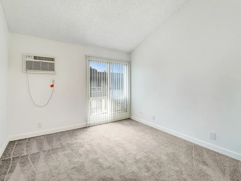 5830 Reseda Boulevard — Photo 25