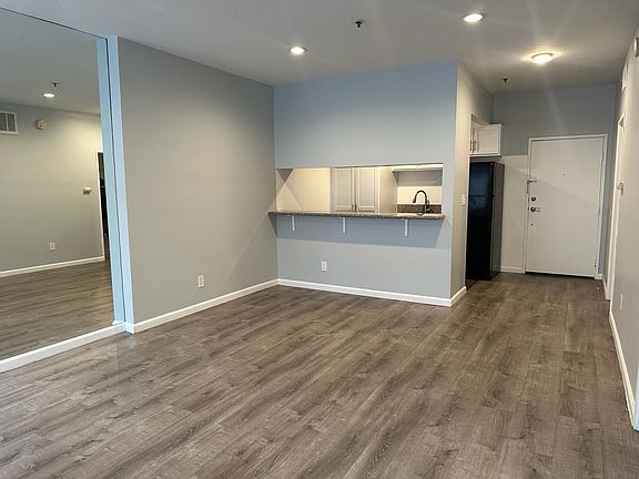 2nd image of 125 N Doheny Dr APT 303