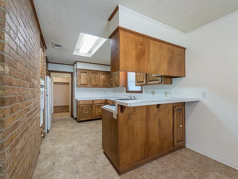 2805 Normand Dr — Photo 8