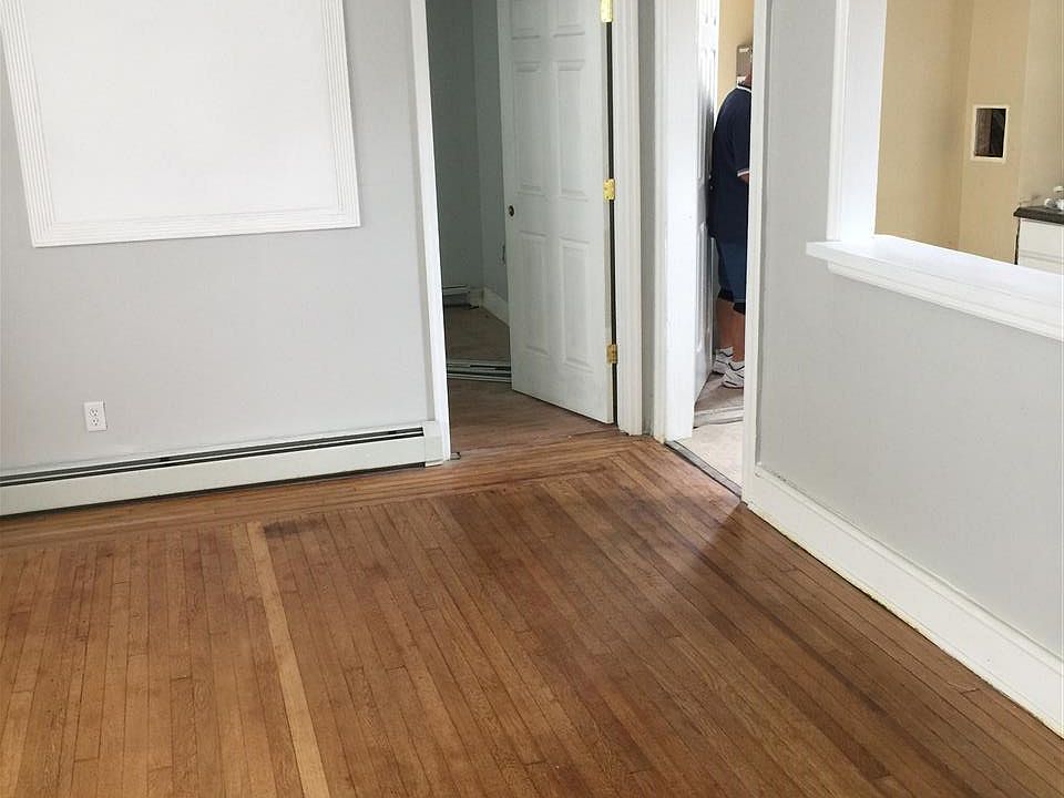 2nd image of 905 N Michigan Ave