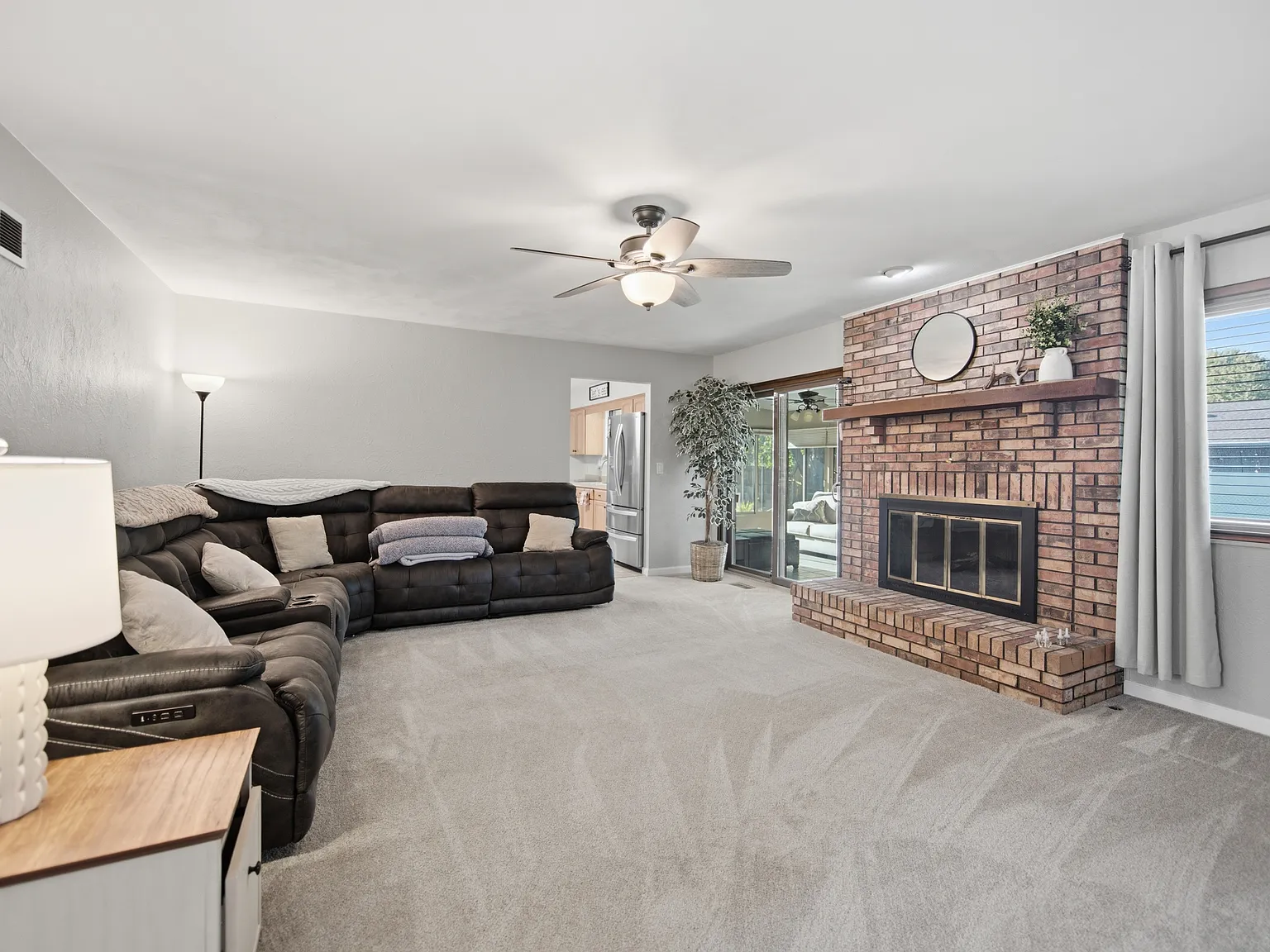 3 bed, 2118 sqft, $3,995 — Photo 2