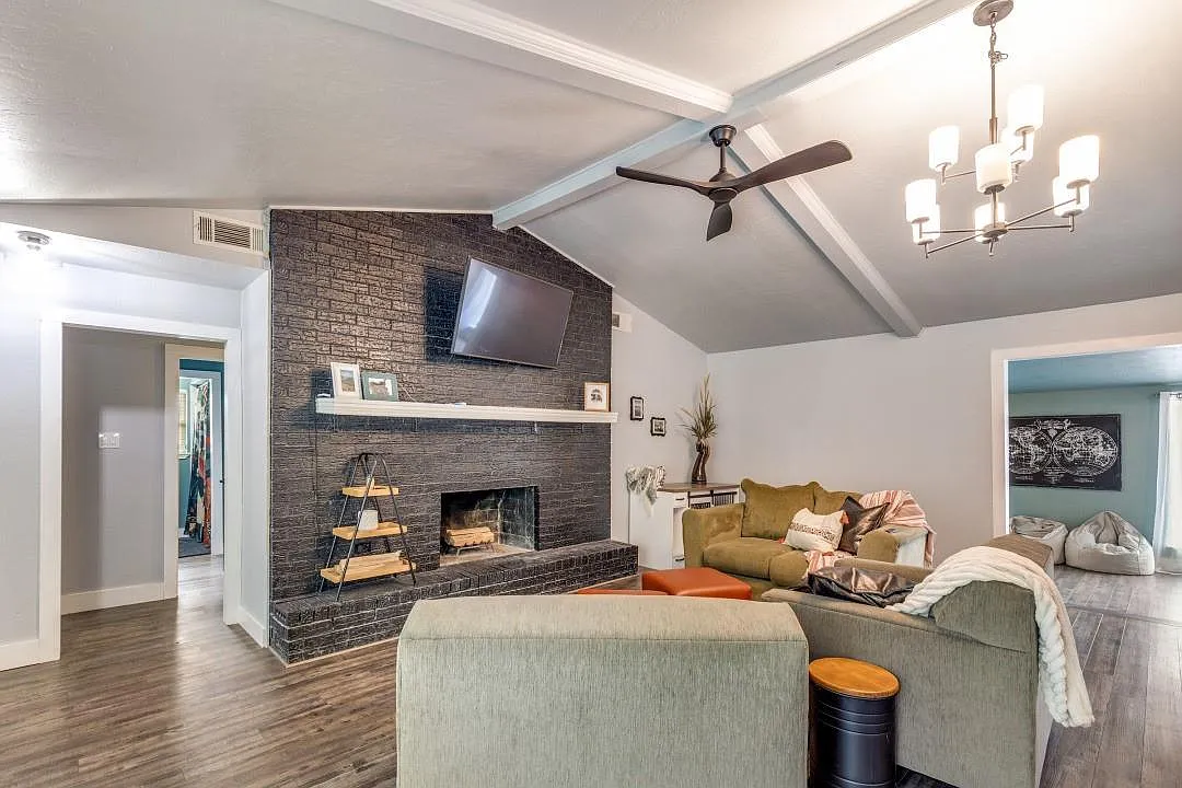 3 bed, 2.5 bath, 2220 sqft, $2,100 — Photo 4