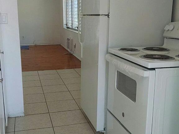 2nd image of 935 Bay Dr #10