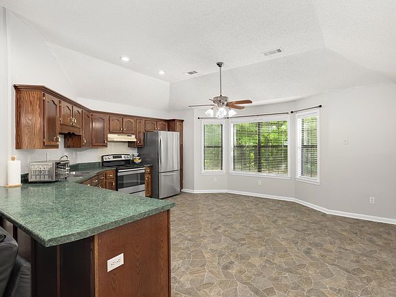 3rd image of 48 Brenda Dr