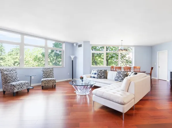 79 Florence St S #207, Chestnut Hill, MA 02467