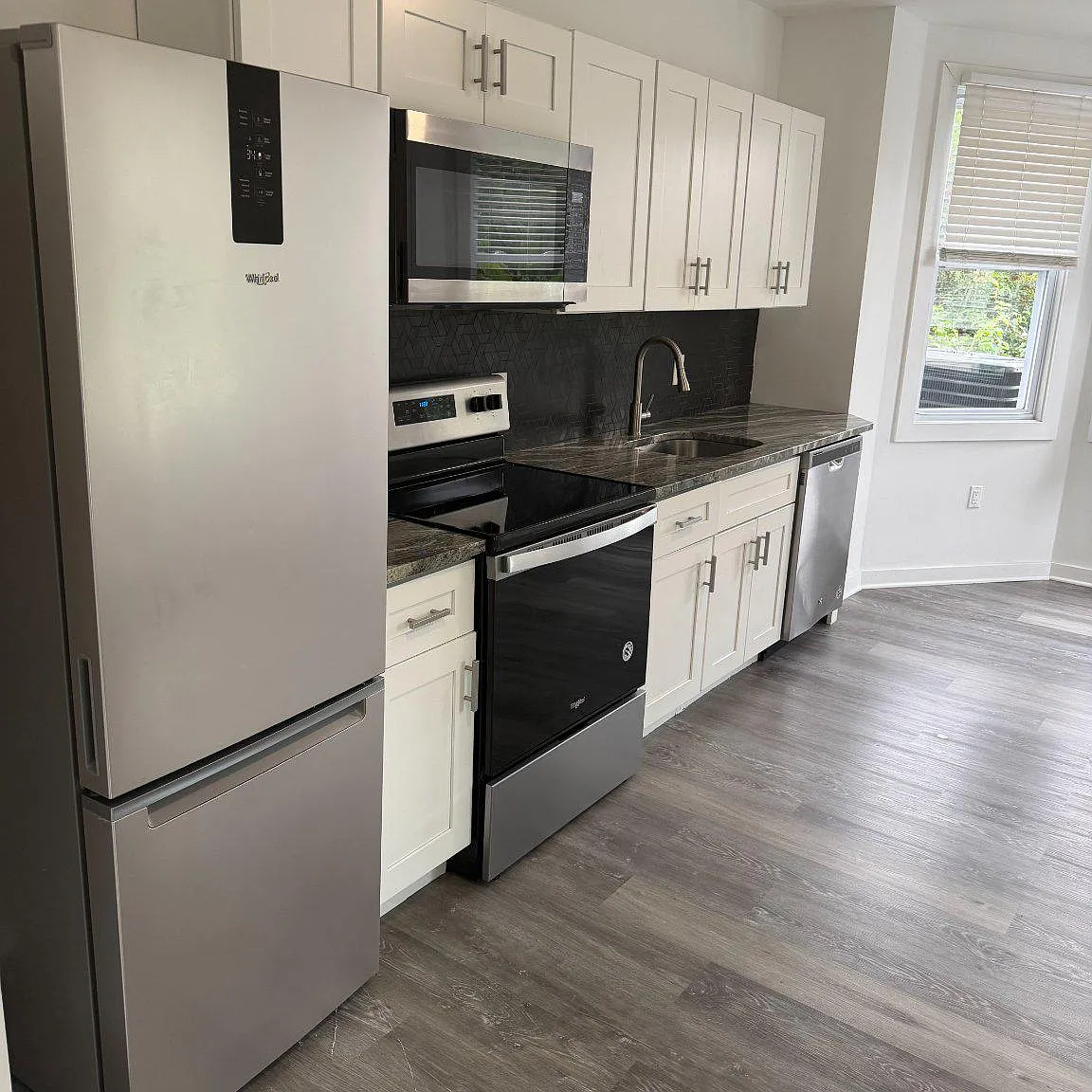 2 bed, 1.0 bath, 2454 sqft, $1,600 — Photo 2