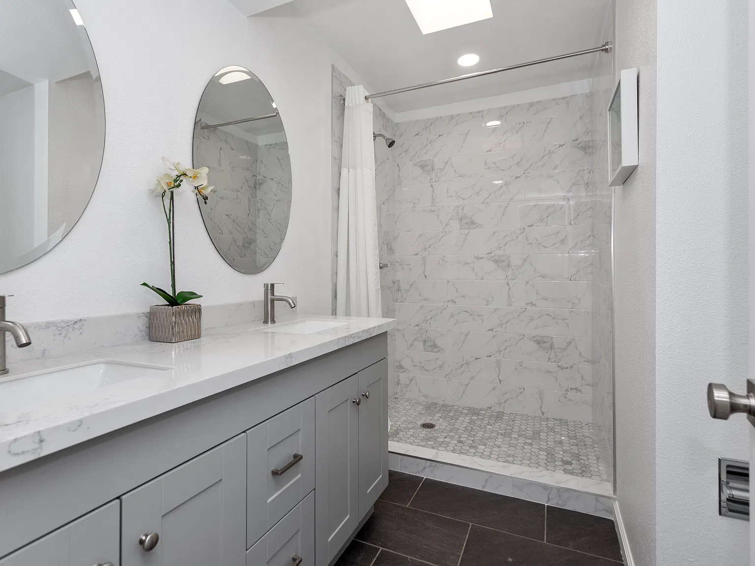 2 bed, 2.0 bath, 945 sqft, $2,400 — Photo 1