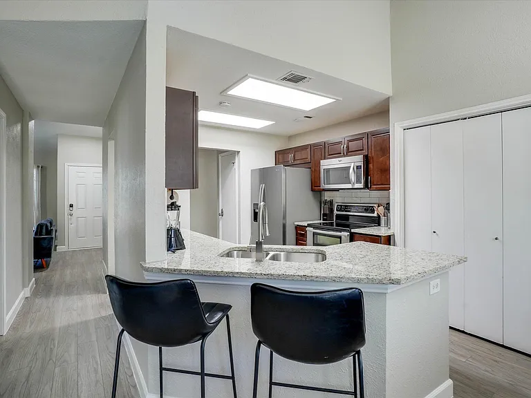 1725 Canterbury Ln — Photo 12