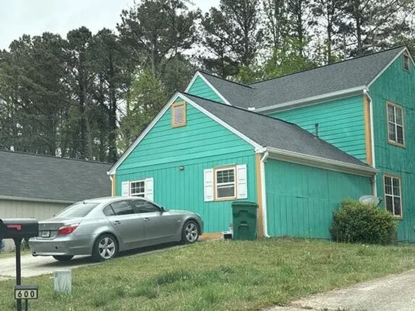 600 Woodcrest Manor Dr, Stone Mountain, GA 30083