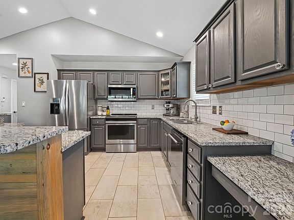 3rd image of 10 Gray Wolf Ln