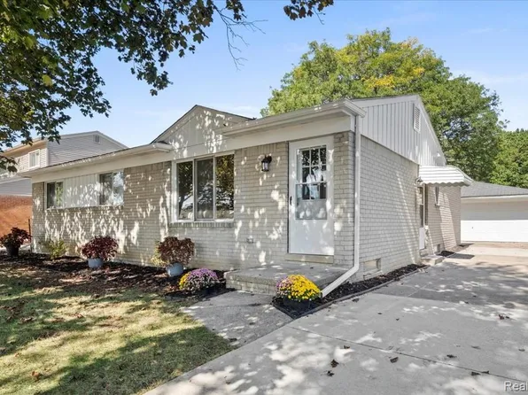 22102 Loretta St, Woodhaven, MI 48183