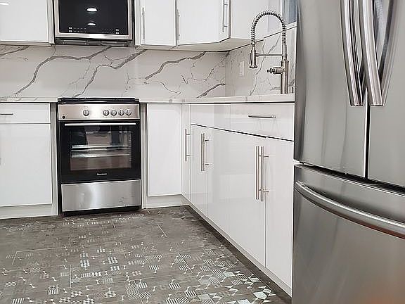 4th image of 1318 Putnam Ave #1