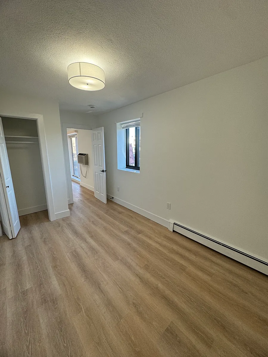 Building Photo - 740 E 6th St #19
