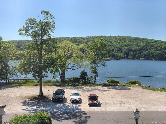 5th image of 108 Lakeshore Dr E