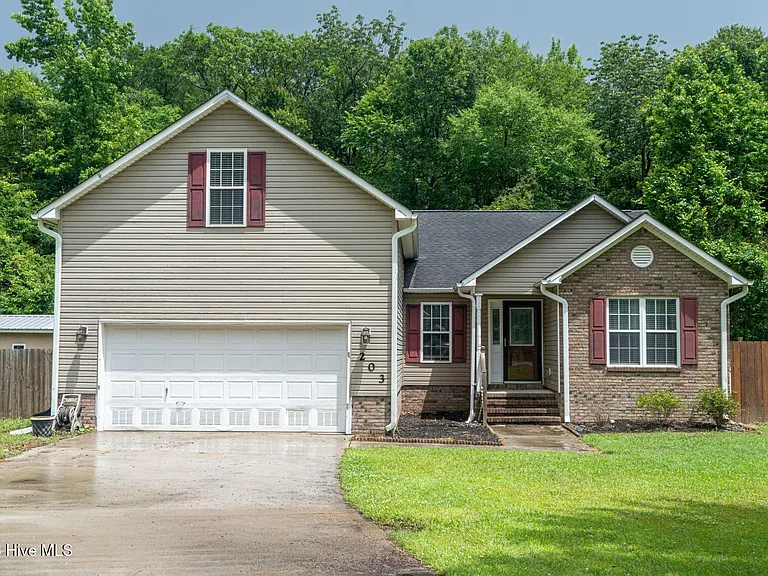 203 Saw Briar Ct — Photo 1