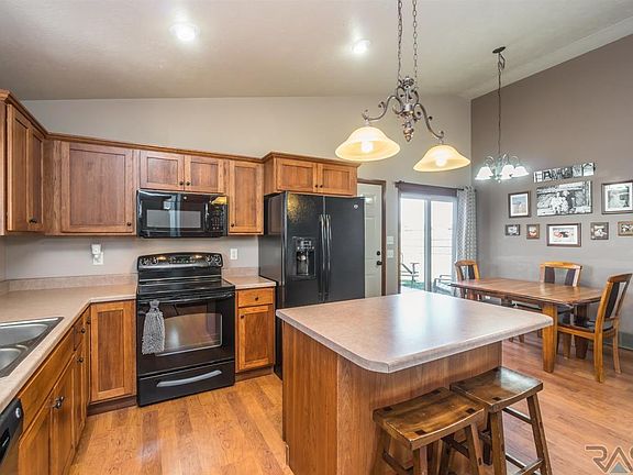 4th image of 400 Cottonwood Dr