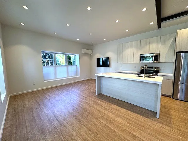 784 Farmington Ave — Photo 3