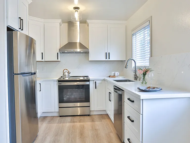 Maude Ave 7 LLC — Photo 1
