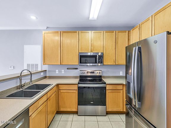 3rd image of 2807 Bloomfield Lane Unit 205
