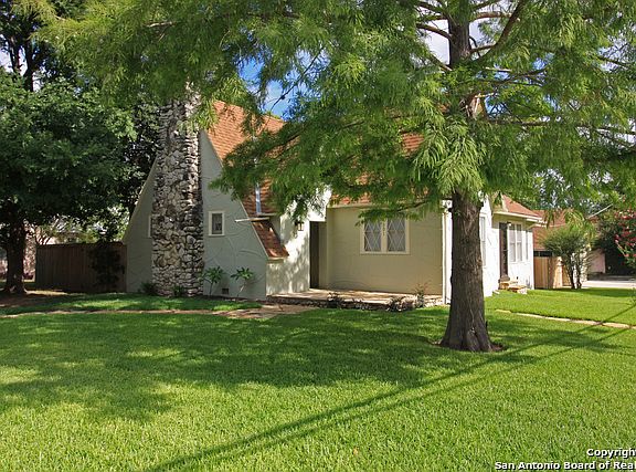 2nd image of 301 W Lullwood Ave