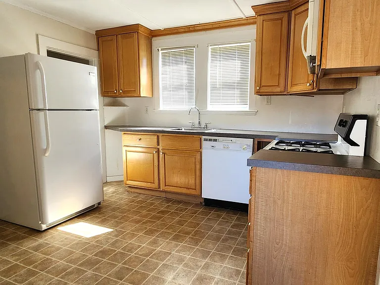 206 Middle St #2 — Photo 3