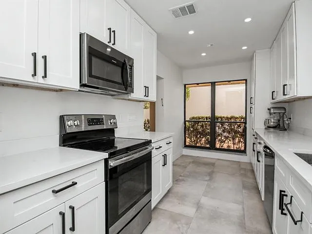 3 bed, 2.0 bath, $4,950 — Photo 4