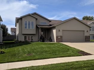 6095 Hillsboro Dr NW, Rochester, MN 55901