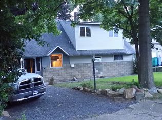 55 Hawthorne Ln, Levittown, PA
