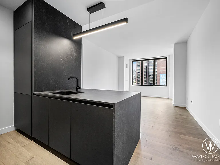 101 W 24th St #16H — Photo 2
