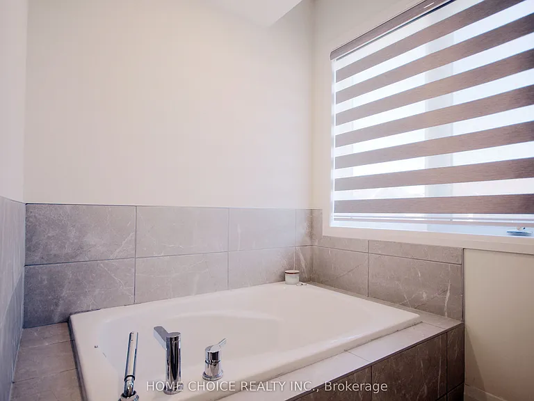 32 Ferragine Cres — Photo 23