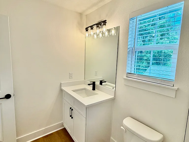 1219 E Esther St — Photo 15