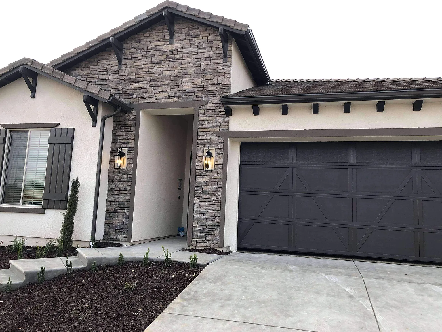 4 bed, 2.5 bath, 2032 sqft, $2,850 — Photo 3
