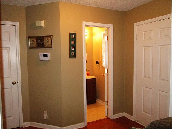 3rd image of 1004 Garfield Way