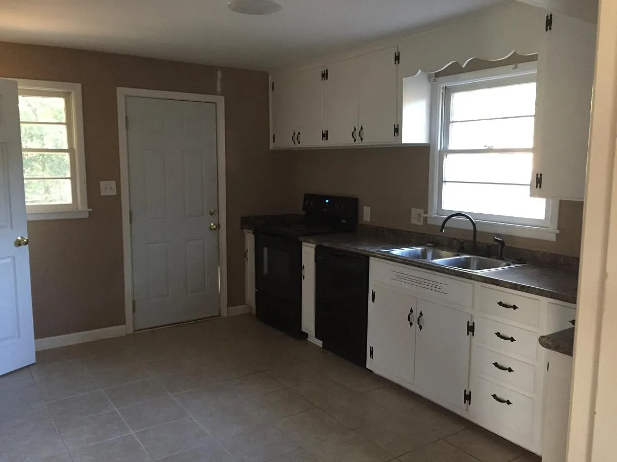 3 bed, 1108 sqft, $1,150 — Photo 3