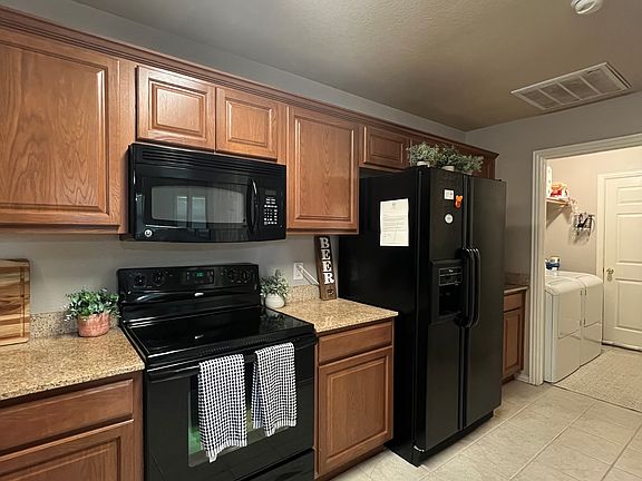 5th image of 560 W Elm St APT D