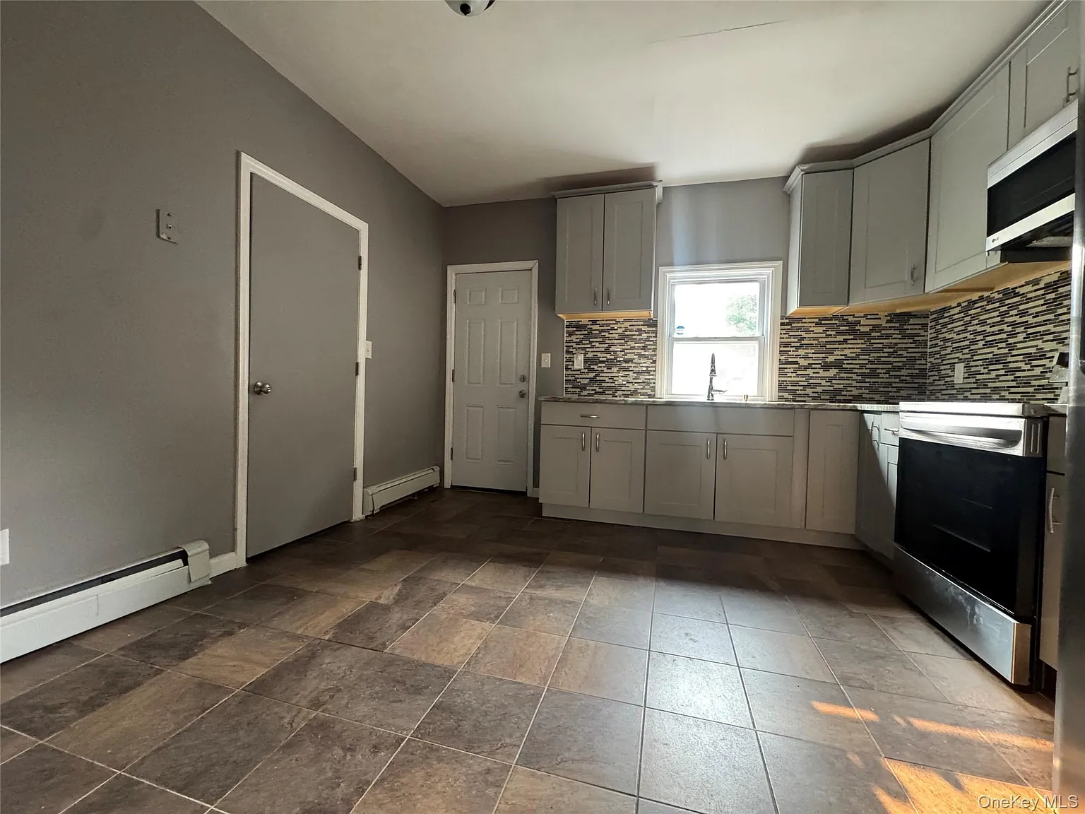 3 bed, 1.5 bath, 1562 sqft, $2,250 — Photo 2
