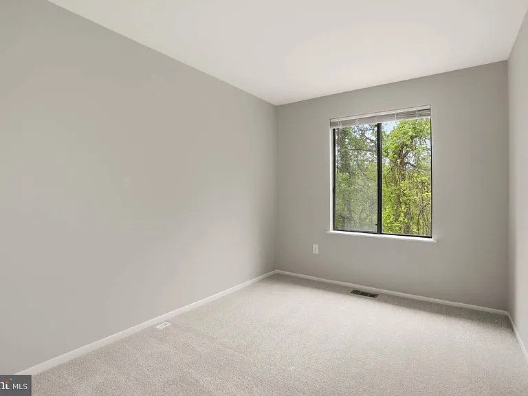 1382 Almond Dr — Photo 19