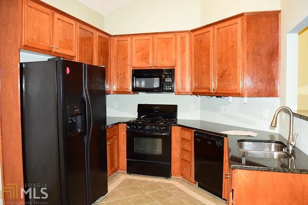 3 bed, 2.0 bath, 1396 sqft, $2,200 — Photo 3