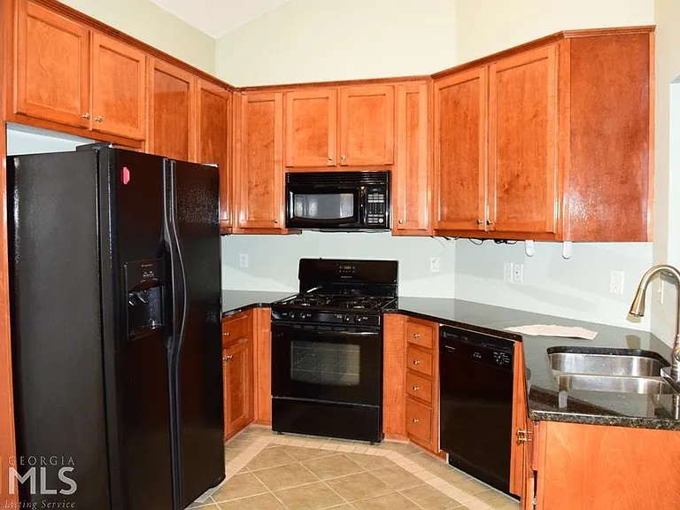 35 Bedford Park Dr — Photo 3