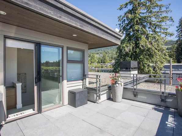 2432 Haywood Ave #300, West Vancouver, BC V7V 1Y1