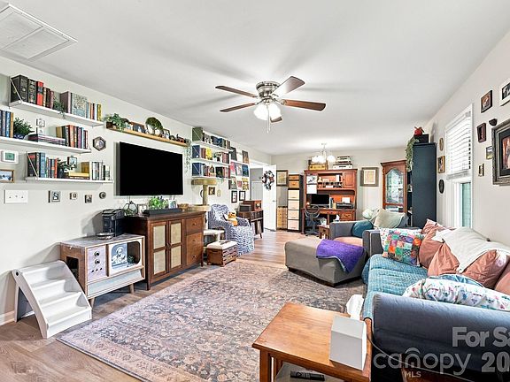 5th image of 1053 Christopher Cir