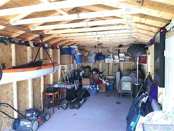 4th image of 158 Holiday Dr