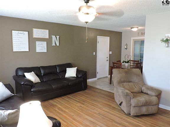 5th image of 18 Wheatland Dr