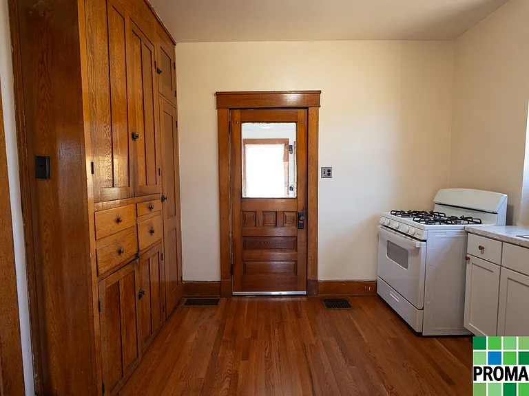 21 Moore Ave — Photo 16