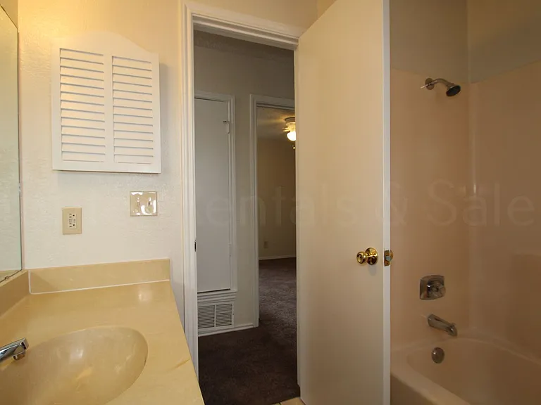 1112 Goodhue Dr — Photo 14