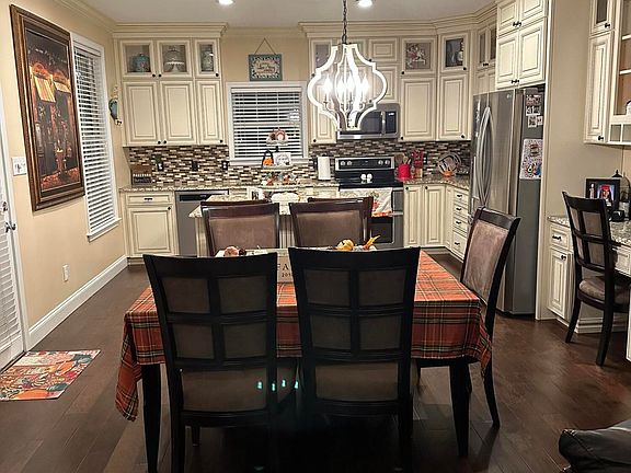 3rd image of 1409 Paxton Dr