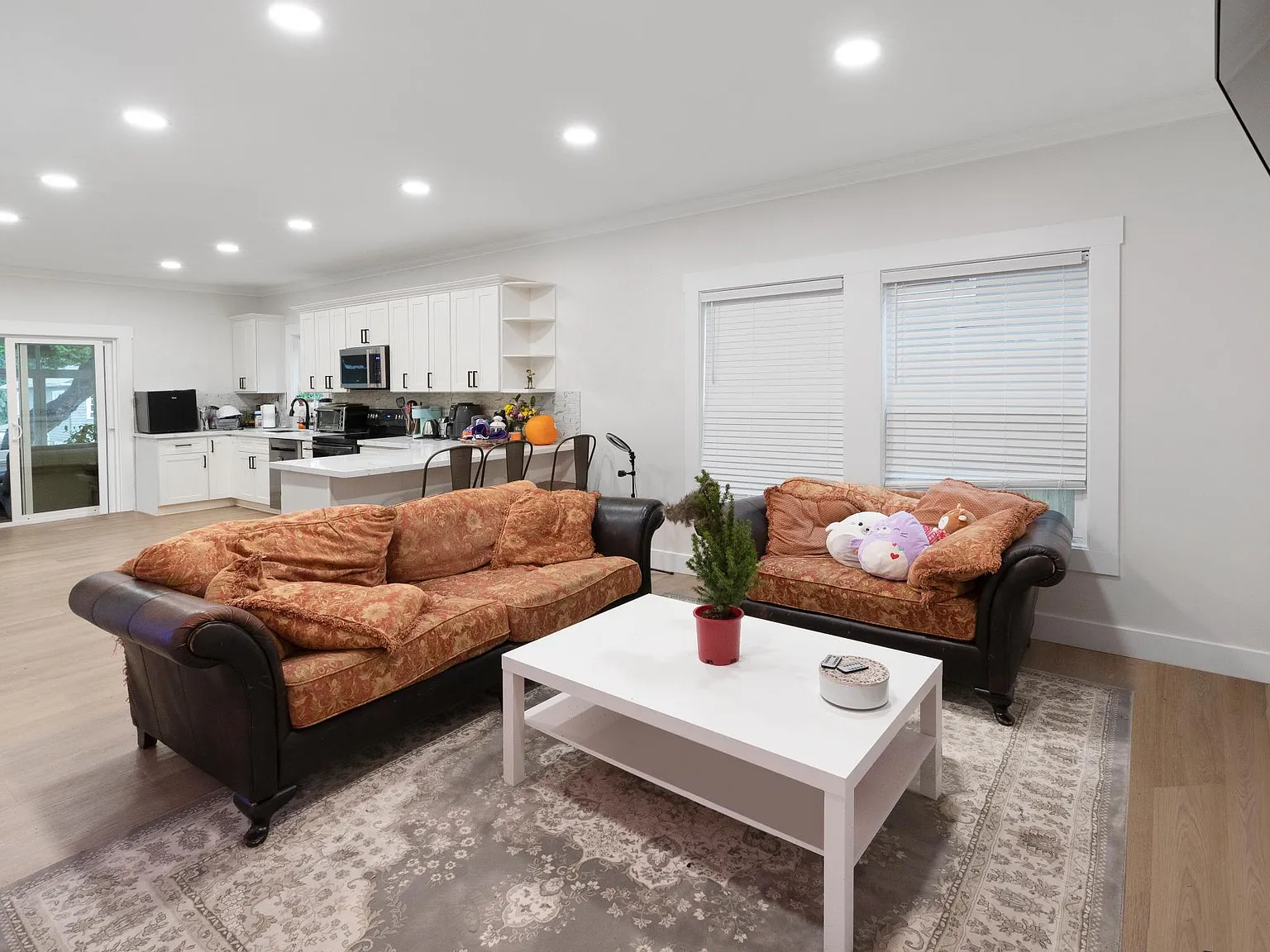 7 bed, 1500 sqft, $9,995 — Photo 2