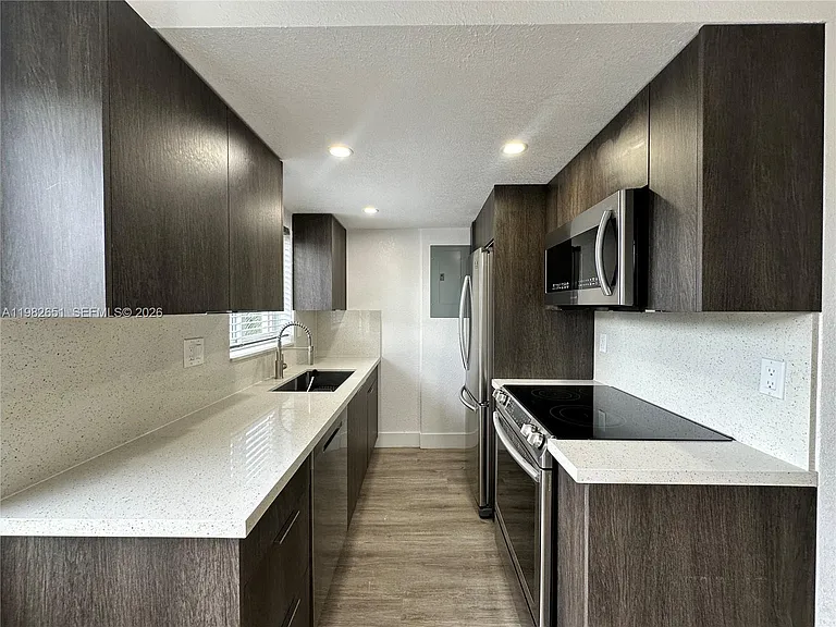 913 NE 17th St #8 — Photo 3