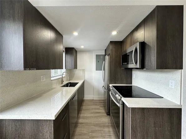 913 NE 17th St #8, Fort Lauderdale, FL 33305