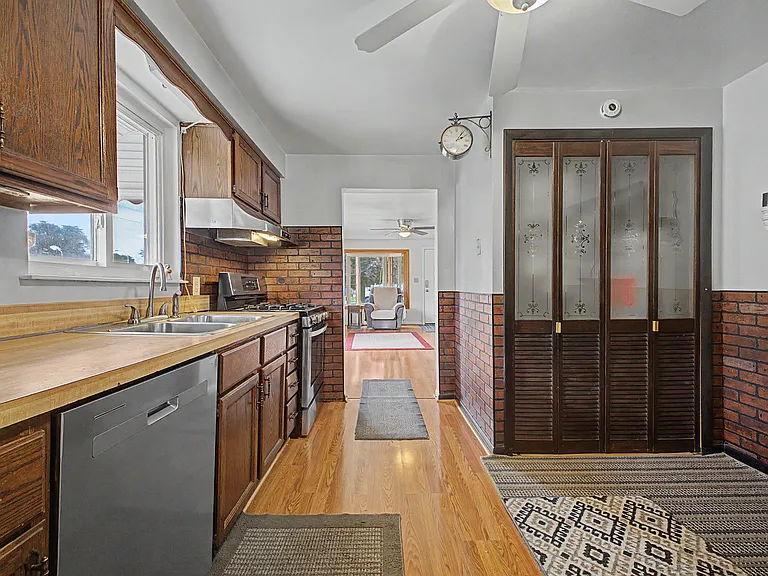 29438 Elmwood St — Photo 15